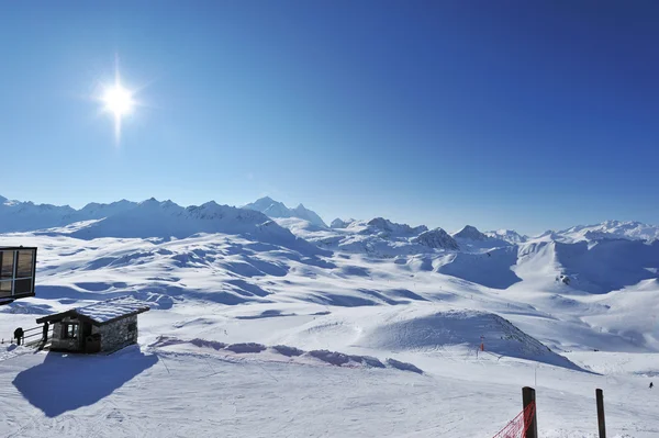 Montanhas com neve no inverno — Fotografia de Stock