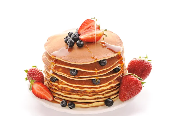 Pancake dengan stroberi dan blueberry — Stok Foto