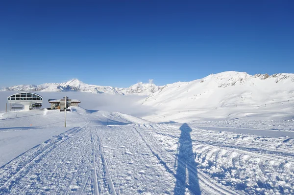 Montanhas com neve no inverno — Fotografia de Stock