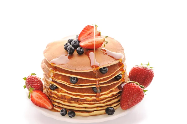 Panqueques con fresas y arándanos — Foto de Stock