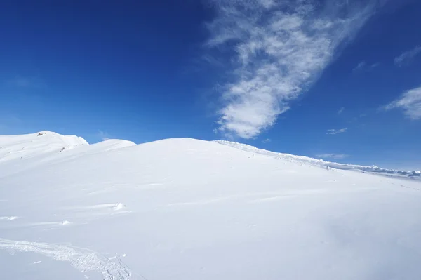 Bergen met sneeuw in de winter — Stockfoto