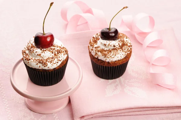 Cupcakes mit Schlagsahne und Kirsche — Stockfoto