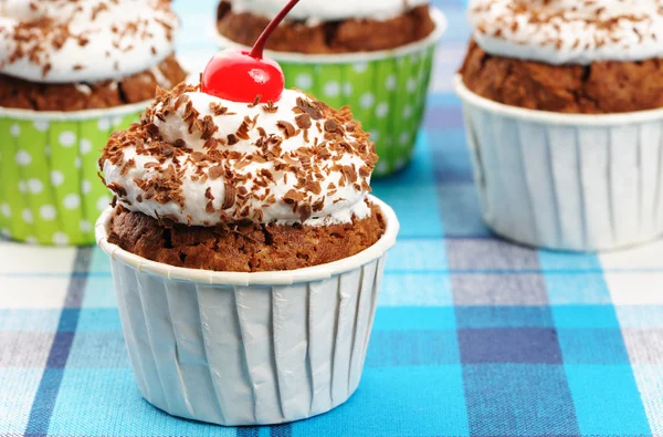 Cupcakes con crema batida y cereza —  Fotos de Stock