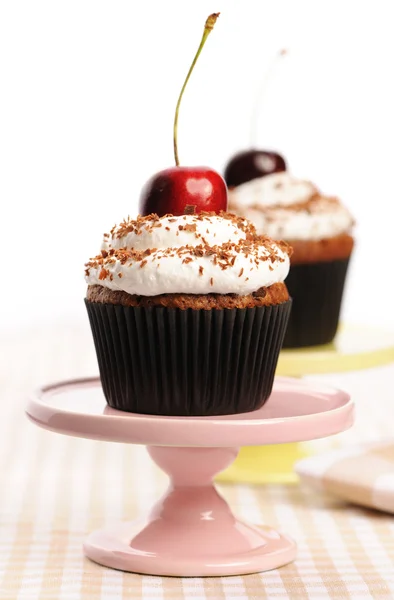 Cupcakes met slagroom en cherry — Stockfoto