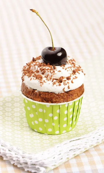 Cupcake con panna montata e ciliegia — Foto Stock