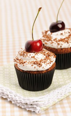 krem şanti ve cherry ile cupcakes