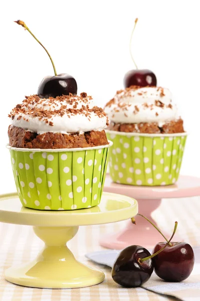 Cupcakes com chantilly e cereja — Fotografia de Stock