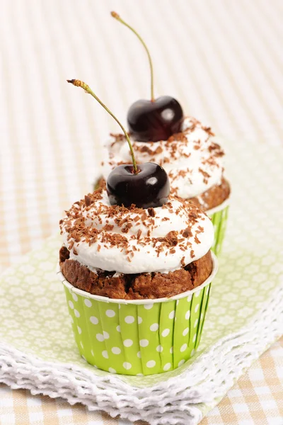 Cupcakes mit Schlagsahne und Kirsche — Stockfoto