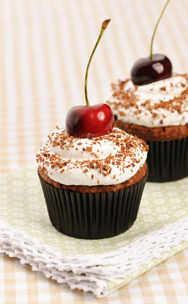 Cupcakes com chantilly e cereja — Fotografia de Stock