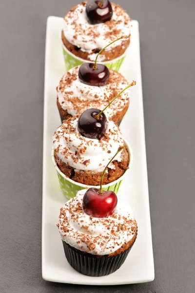 Cupcakes com chantilly e cereja — Fotografia de Stock