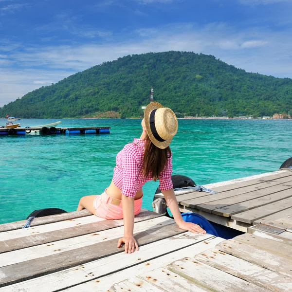 Mujer en el embarcadero de playa — Foto de Stock