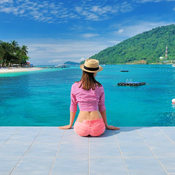 Woman at beach jetty — Stock Photo, Image