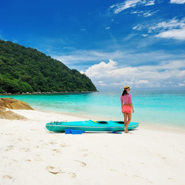 Donna in occhiali da sole in spiaggia — Foto Stock