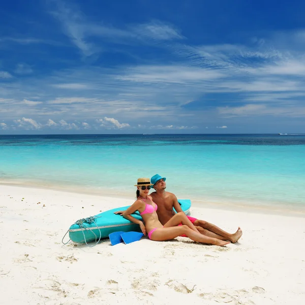 Pareja en una playa — Foto de Stock