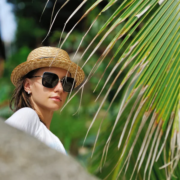 Woman in sunglasses near palm tree — Stock Photo, Image