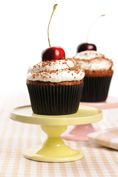 Cupcake con panna montata e ciliegia — Foto Stock