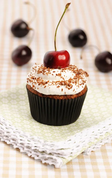 Cupcake con panna montata e ciliegia — Foto Stock