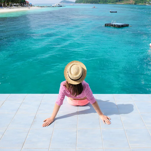 Vrouw aan het strand steiger — Stockfoto