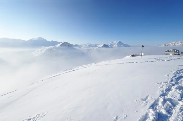 Berg i moln med snö på vintern — Stockfoto