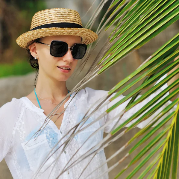Kadın güneş gözlüğü palmiye ağacının yakınında — Stok fotoğraf