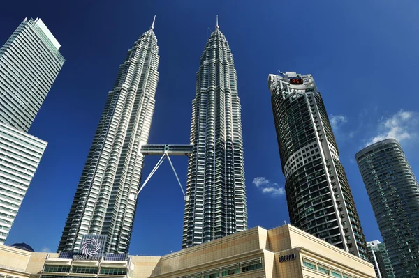 Skyline cidade de Kuala Lumpur, Malásia. Torres gêmeas Petronas . — Fotografia de Stock