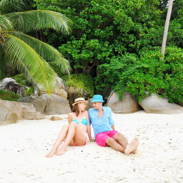 Casal na praia — Fotografia de Stock