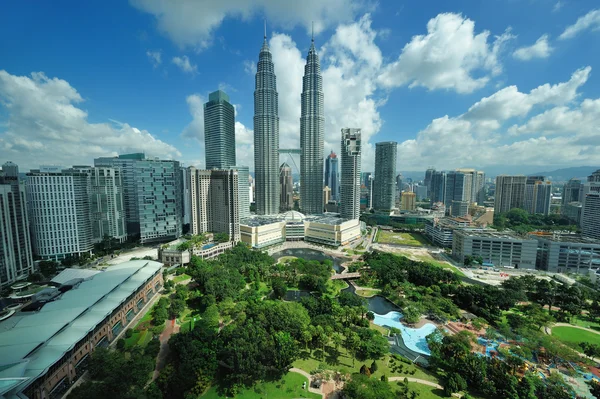 Городской пейзаж Куала-Лумпура, Малайзия. Башни-близнецы Петронас . — стоковое фото