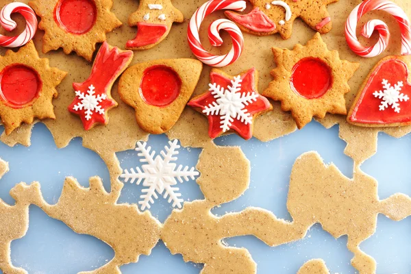 Galletas de jengibre de Navidad sobre masa — Foto de Stock