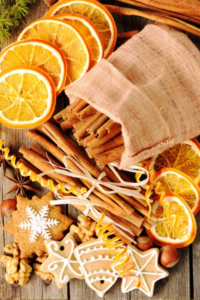 Karácsonyi házi mézeskalács cookie-k és a fűszerek — Stock Fotó
