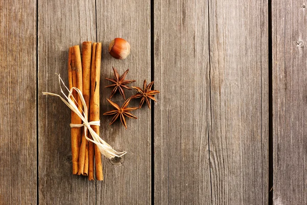 Cinnamon sticks over wooden table — Stock Photo, Image