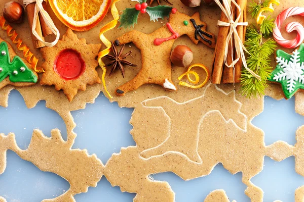 Noel baharat ve kurabiye zencefilli kurabiye hamuru üzerine — Stok fotoğraf