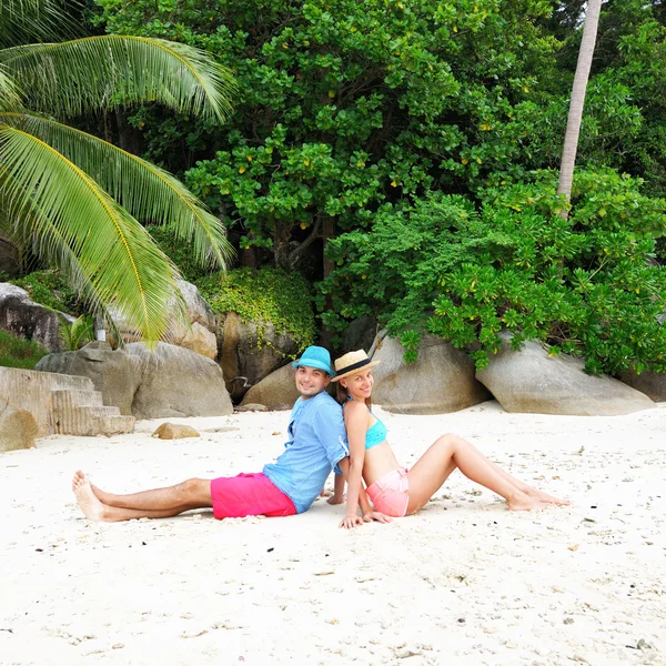 Casal na praia — Fotografia de Stock