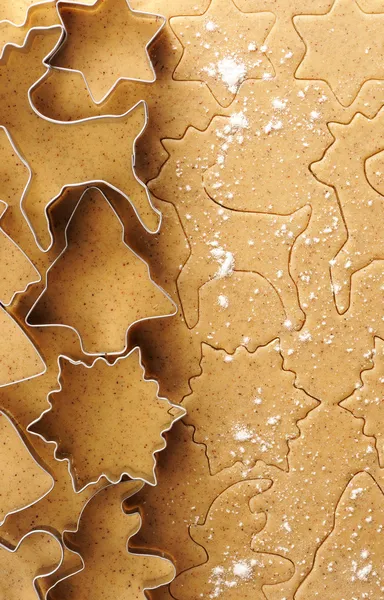 Cortadores de galletas de Navidad sobre masa de jengibre — Foto de Stock