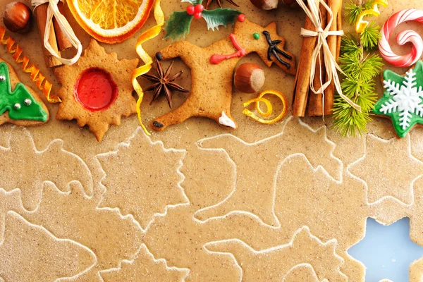 크리스마스 향신료와 생강 빵 반죽 위에 쿠키 — 스톡 사진