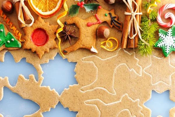 크리스마스 향신료와 생강 빵 반죽 위에 쿠키 — 스톡 사진