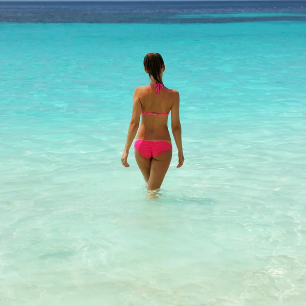 Donna in spiaggia — Foto Stock