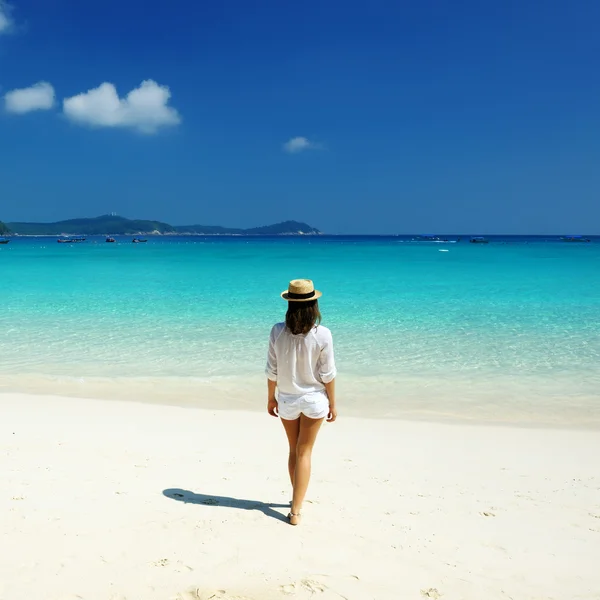 Femme à la plage — Photo