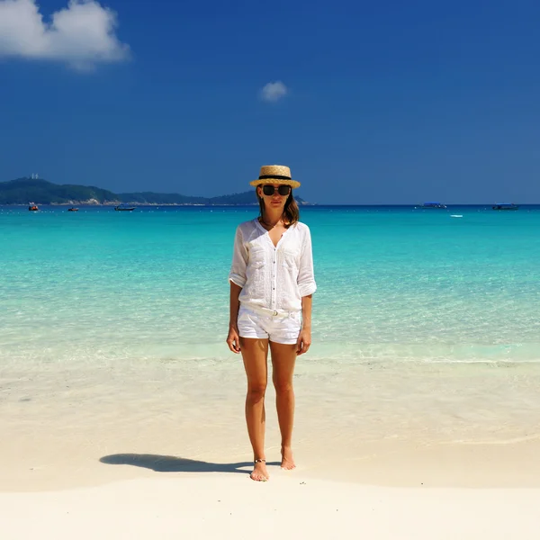 Donna in spiaggia — Foto Stock