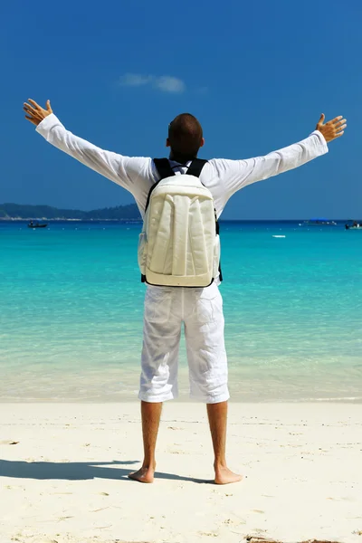 Homem com mochila na praia — Fotografia de Stock