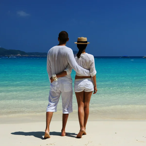 Couple en blanc sur une plage — Photo