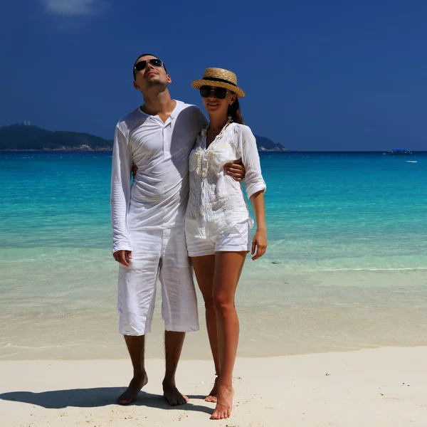 Couple en blanc sur une plage — Photo