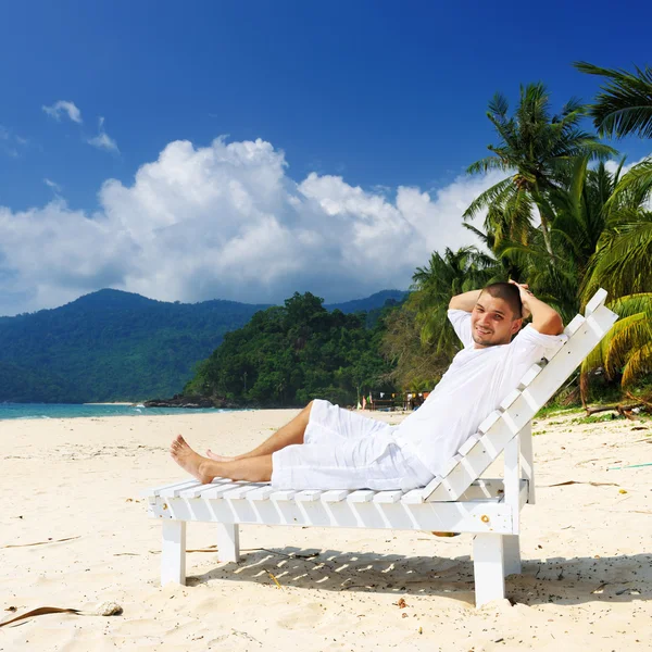 Homem relaxante em uma praia — Fotografia de Stock