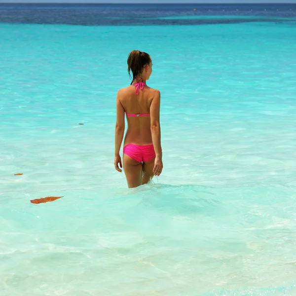 Mujer en la playa — Foto de Stock