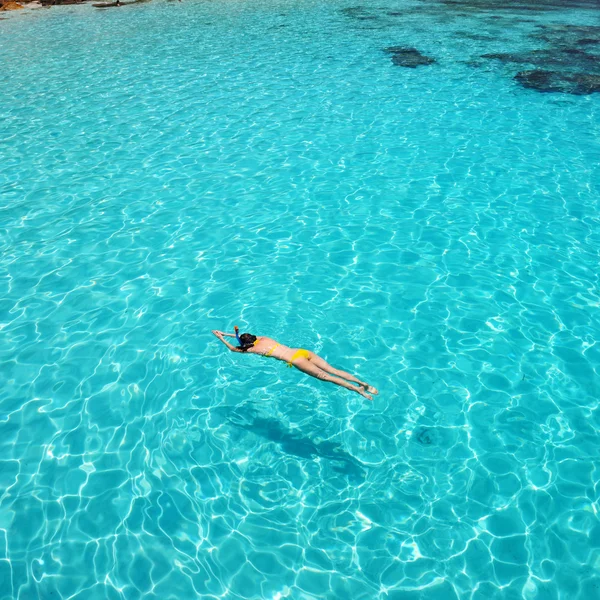 Donna snorkeling — Foto Stock