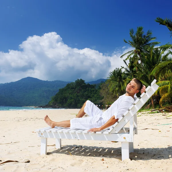 Man ontspannen op een strand — Stockfoto