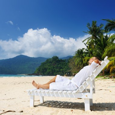 adam bir sahilde rahatlatıcı