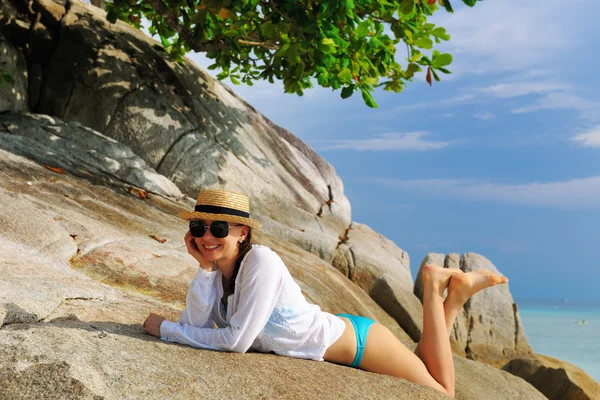 Donna in occhiali da sole in spiaggia — Foto Stock