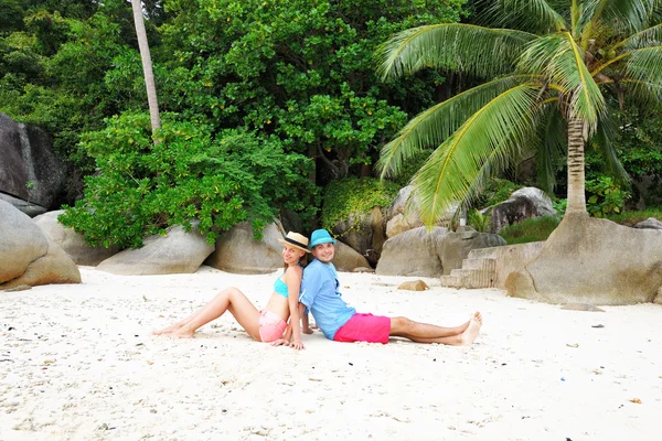 Casal na praia — Fotografia de Stock