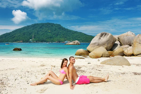 Pareja en una playa — Foto de Stock