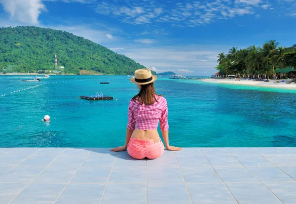 Mujer en el embarcadero de playa —  Fotos de Stock